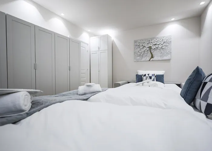 Brand New! Gold - Right Near Schönbrunn Palace * Wien