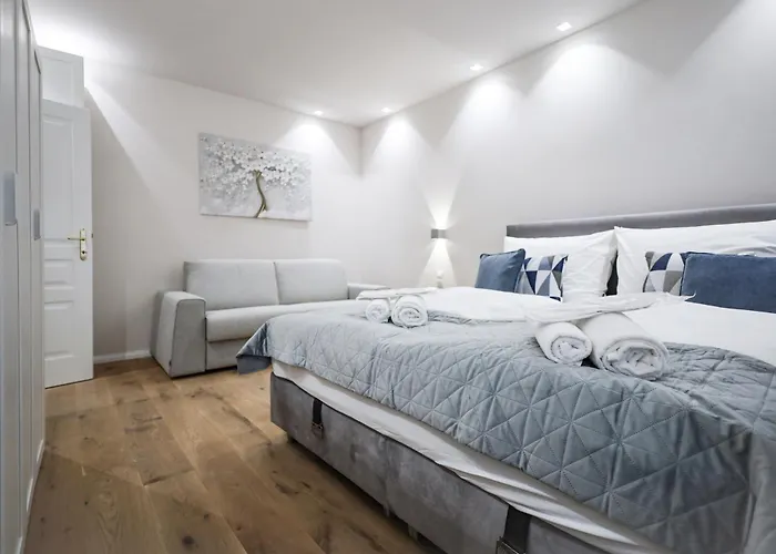 Brand New! Gold - Right Near Schönbrunn Palace *